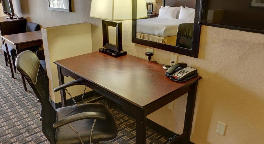 Holiday Inn Express Hotel & Suites Texarkana East