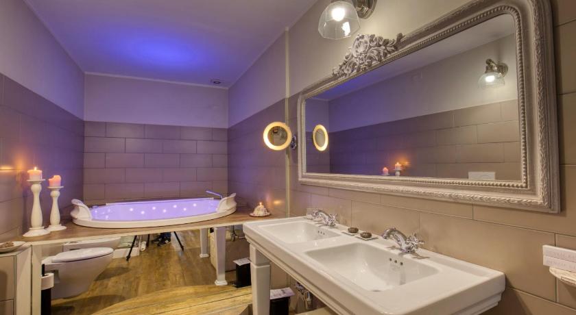 Queen Suite with Spa Bath