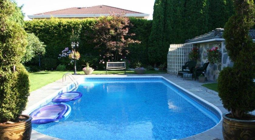 The Stone Hedge Bed and Breakfast — Hotel in Richmond (BC)