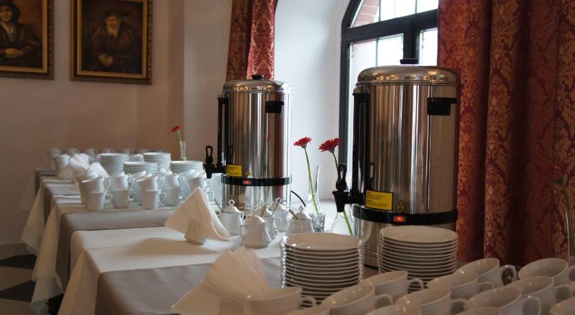 켄치에르진-코즐레 Dworska Elektrownia 2성급 호텔 스위트룸