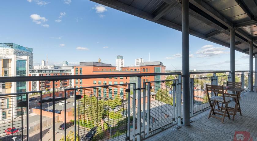 Birmingham City Apartment Skyline Views - Free Parking & Balcony