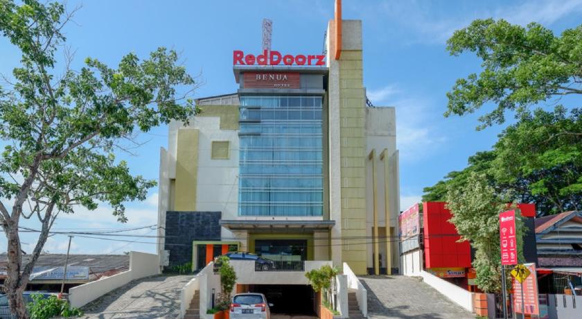 a large building with a clock on top of it, RedDoorz Plus near Hotel Benua Kendari in Kendari