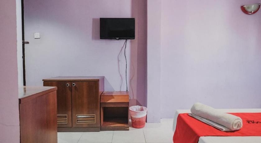 a living room with a television and a table, RedDoorz near Nagoya Hill Mall Batam 5 in Batam Island