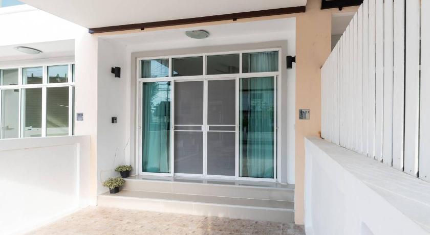 Modern Townhome at the Old City photo