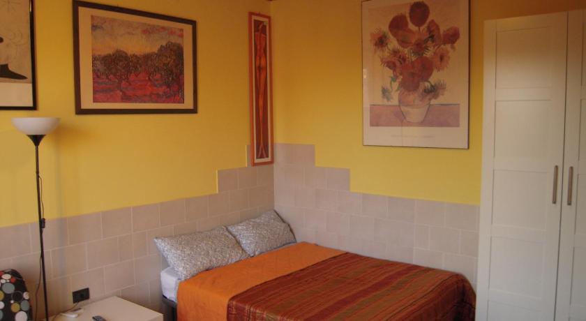 a bedroom with a bed, a lamp and a painting on the wall, Studio Asiago in Bologna