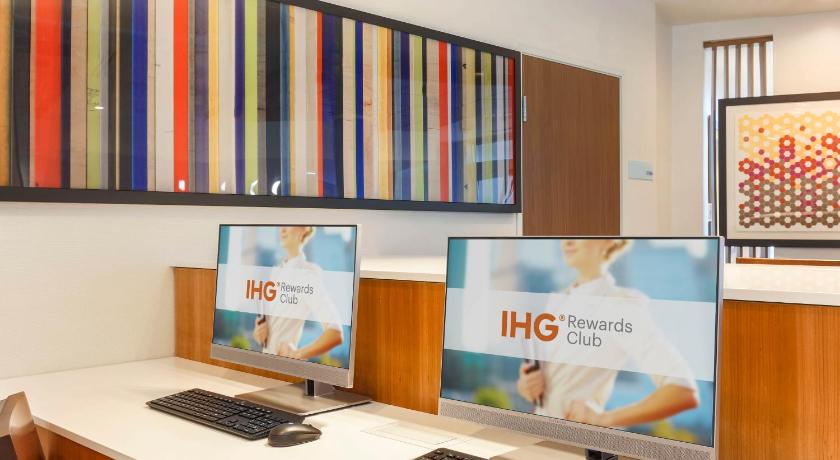 Holiday Inn Express & Suites Chicago O'Hare Airport, an IHG Hotel