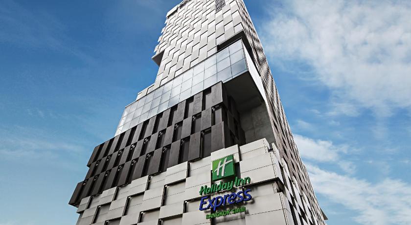 a large building with a clock on the front of it, Holiday Inn Express Bangkok Siam (SHA Extra Plus) in Bangkok