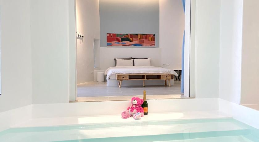 a living room filled with furniture and a tub, Sea Shore Hotel in Kenting