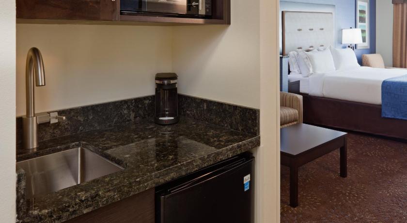 Holiday Inn Express & Suites Davenport North