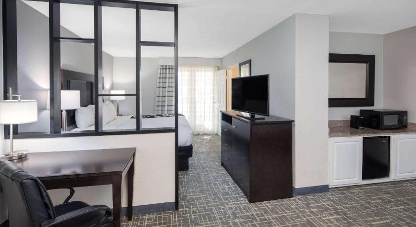 La Quinta Inn & Suites by Wyndham Atlanta Airport South