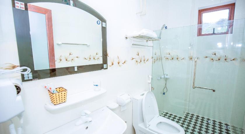 a bathroom with a toilet, sink, and shower, Khach san 88 in Moc Chau