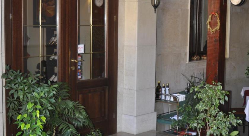 Hotel Romantic photo