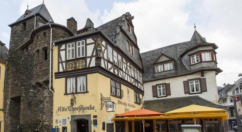a building with a clock on the front of it, Alte Thorschenke in Cochem