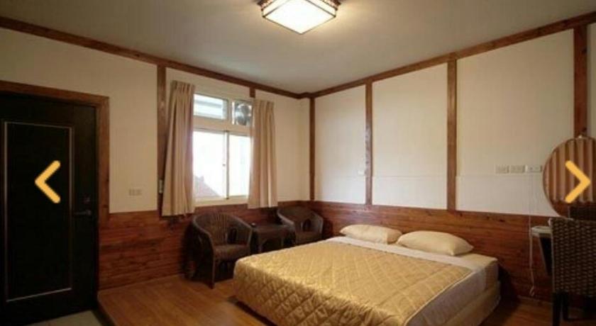 Image of Queen Room 2