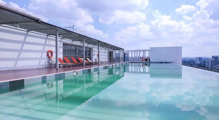 Suria Jelutong Studio by BeeStay photo