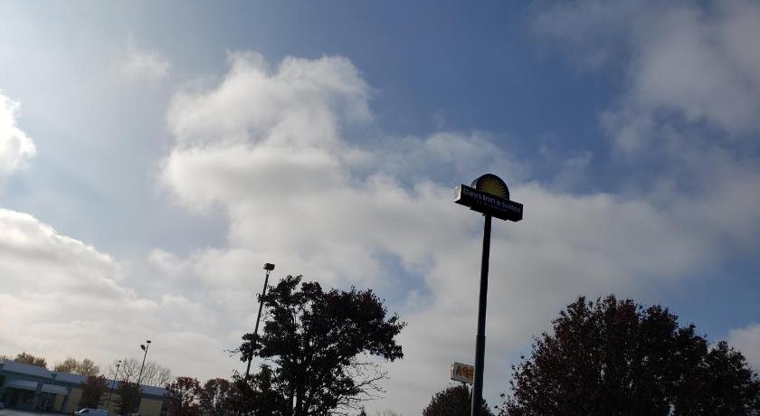 a street sign sitting on top of a pole, Days Inn & Suites by Wyndham Merrillville in Merrillville (IN)