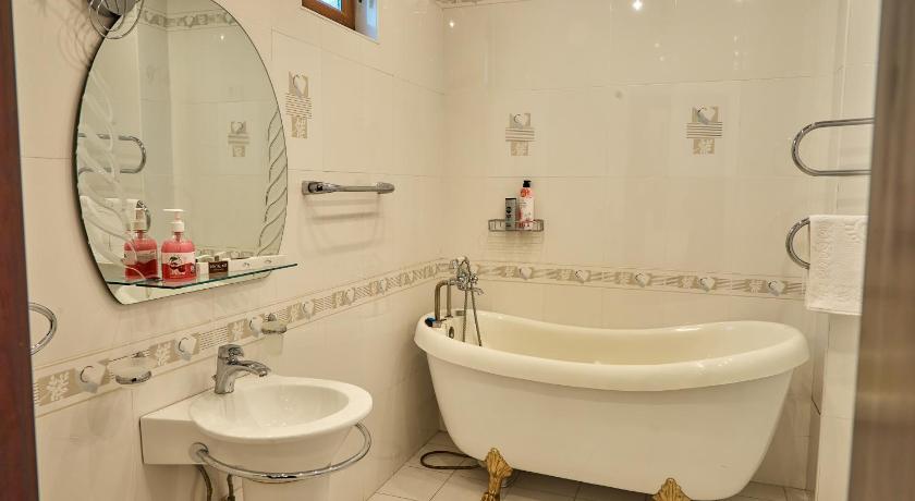 Image of Deluxe Double or Twin Room with Balcony 2