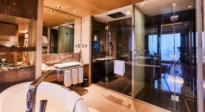 Image of 1 King Bed 1 Bedroom Suite Non Smoking 8