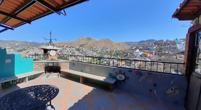 a patio area with chairs and a balcony, Hostal Casa de Dante in Guanajuato