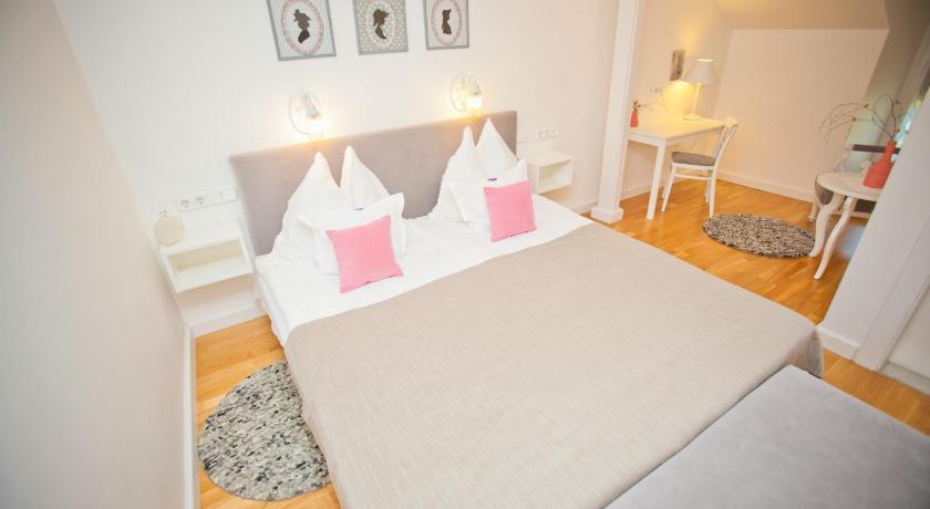 รูปของห้องสวีทแบบสองห้องนอน (Two-Bedroom Suite) 1