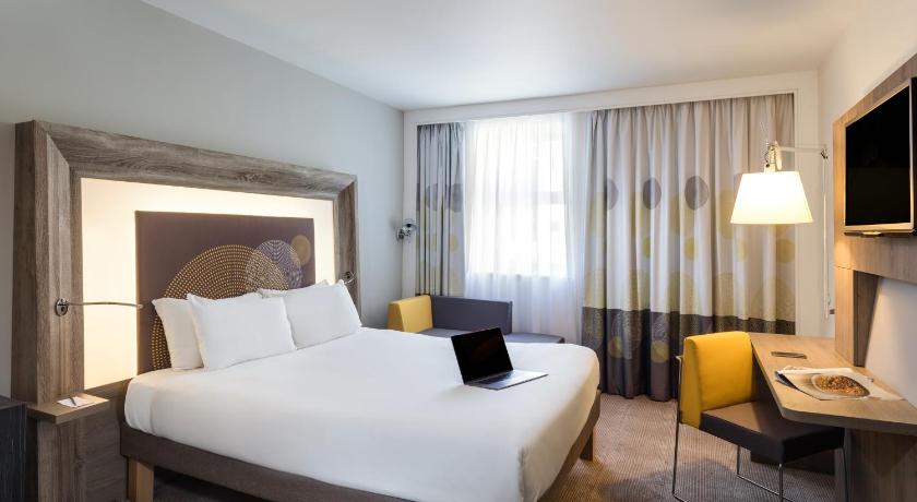 Image of Executive Room 1 Queen bed and convertible Sofa 3