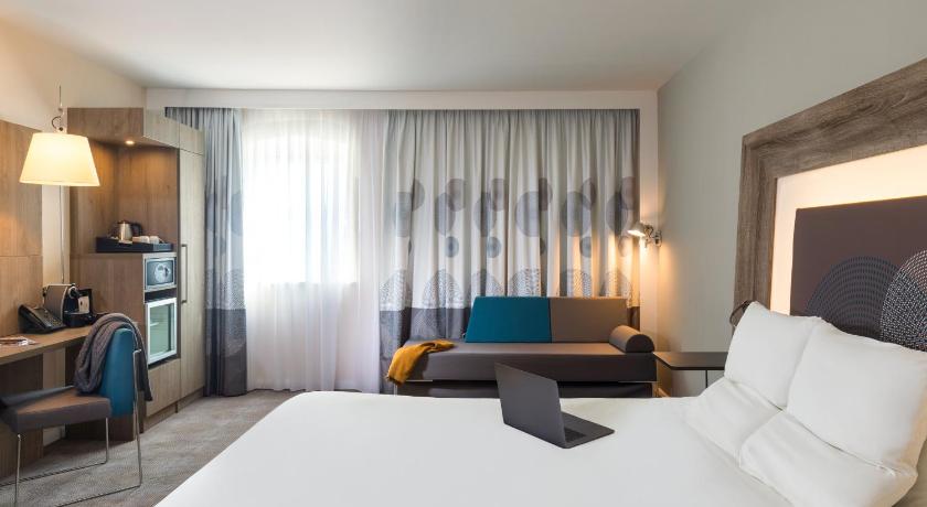 Image of Executive Room 1 Queen bed and convertible Sofa 1