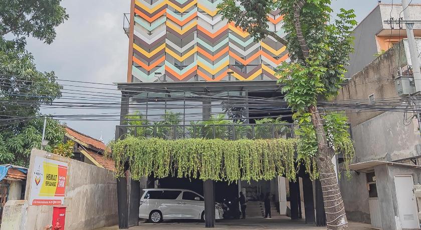 a truck is parked in front of a building, RedDoorz Premium @ Hotel Hebat in Bandung