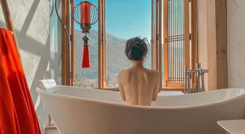 รูปของห้องสวีทสามารถมองเห็นวิวทะเลสาบได้จากภายในห้องพัก (Suite with Lake View) 2