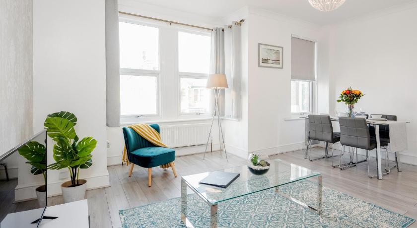 Luxury Apartment 2bed &amp; Parking - East London - by Damask Homes — Hotel in London