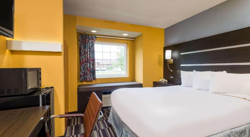 Microtel Inn & Suites by Wyndham Riverside