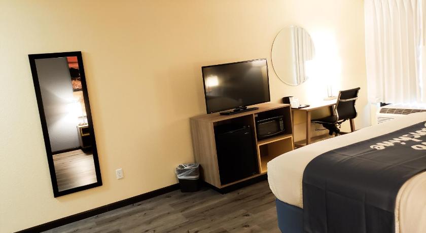 Days Inn & Suites by Wyndham Merrillville