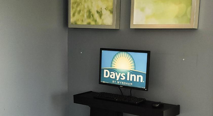 Days Inn & Suites by Wyndham Merrillville