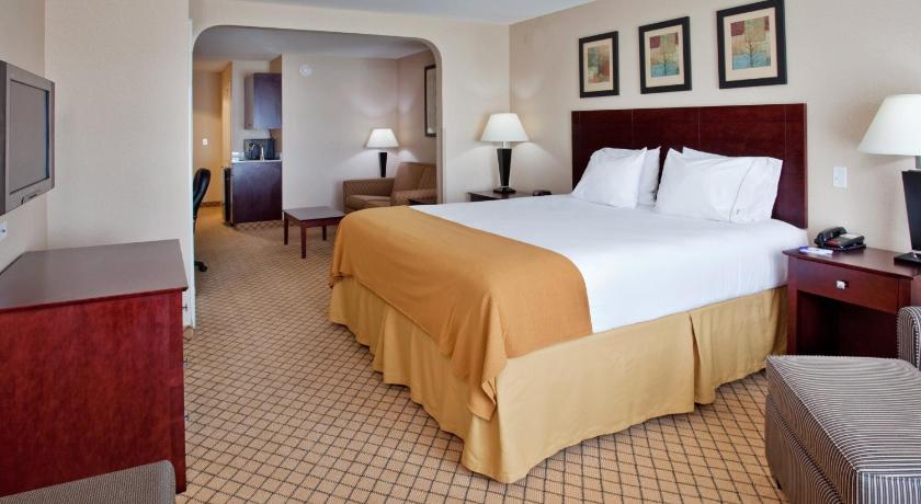 Holiday Inn Express and Suites Wichita Airport