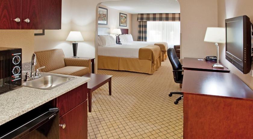 Holiday Inn Express and Suites Wichita Airport