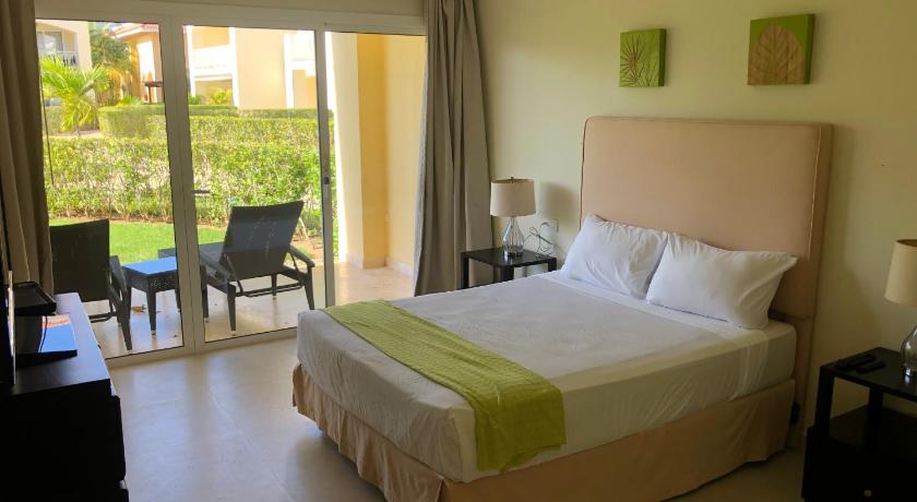 Beautiful One Bedroom unit with pool and Beach club in a Golf Project photo