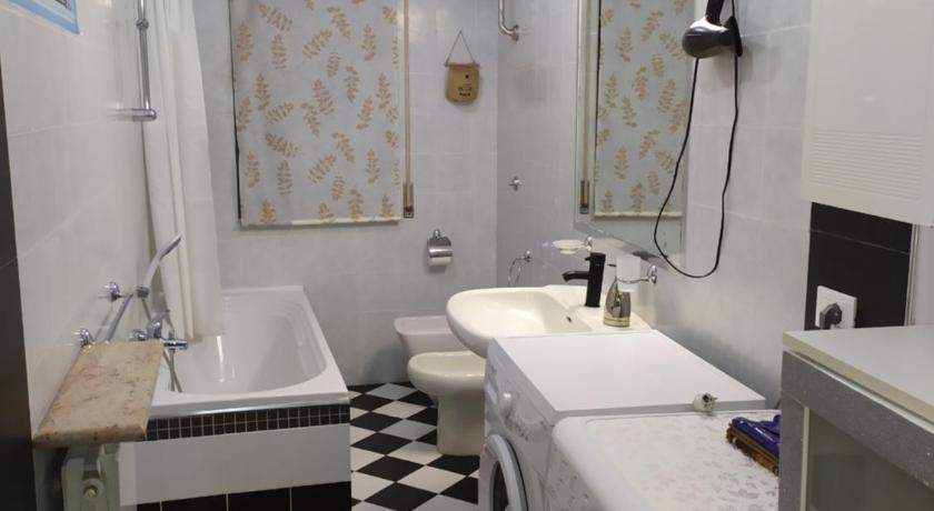 a bathroom with a sink, toilet and bathtub, Affittacamere da chris in Reggio Calabria