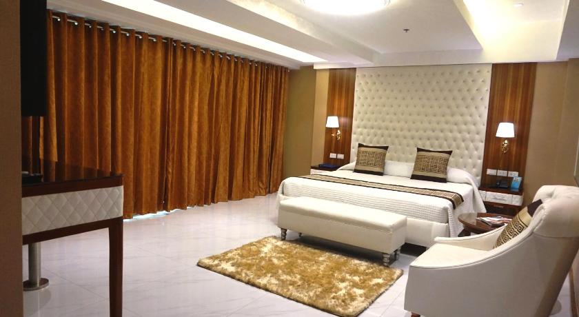 Image of Admiral Suite with one king bed 6
