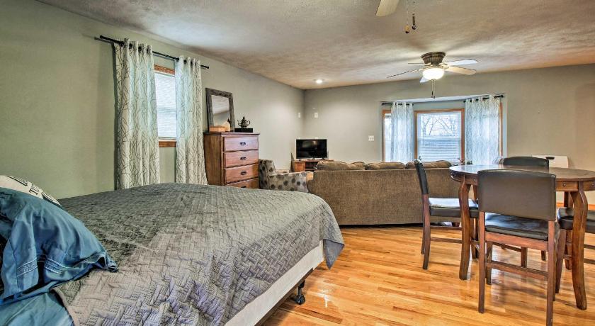 Stockton Lake Escape with Kitchen, Half Mile to Lake — Hotel in Springfield (MO)