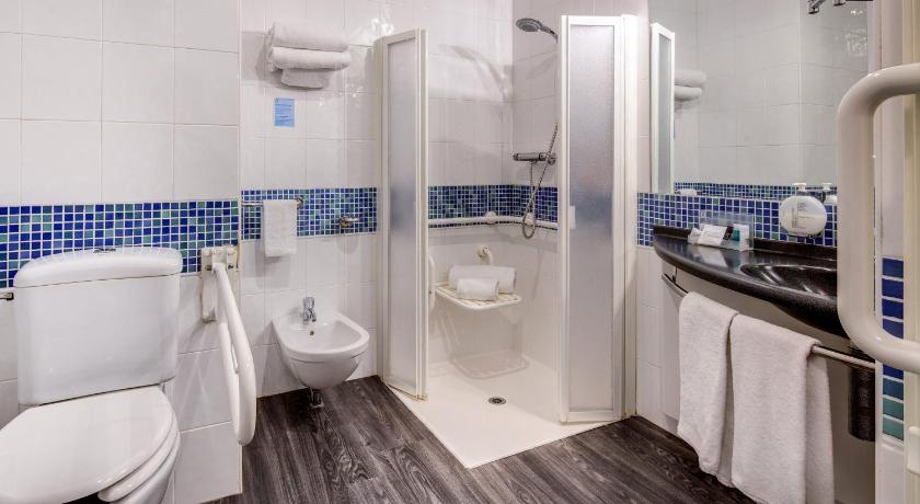Image of 1 Double Standard Accessible 3