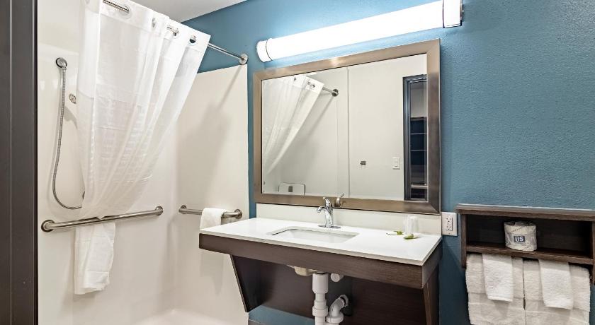 WoodSpring Suites Toledo Maumee photo