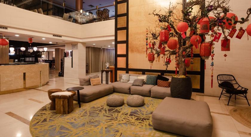 a living room filled with furniture and flowers, Shanghai Hotel Holland in Delft