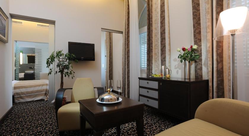 Image of Pool and Sea View Suite 1
