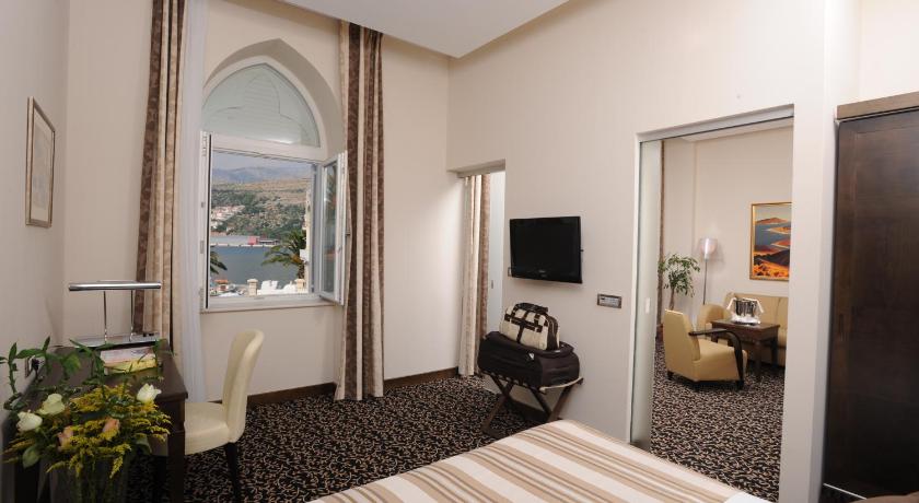 Image of Pool and Sea View Suite 5