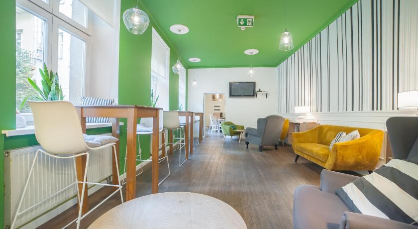 Dizzy Daisy Hostel photo