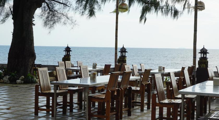 a dining area with tables, chairs and umbrellas, Andaman Beach Resort in Koh Jum / Koh Pu (Krabi)