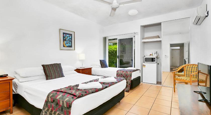 Cairns Reef Apartments & Motel