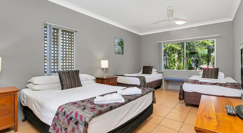 Cairns Reef Apartments & Motel