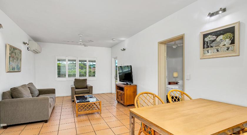 Cairns Reef Apartments & Motel