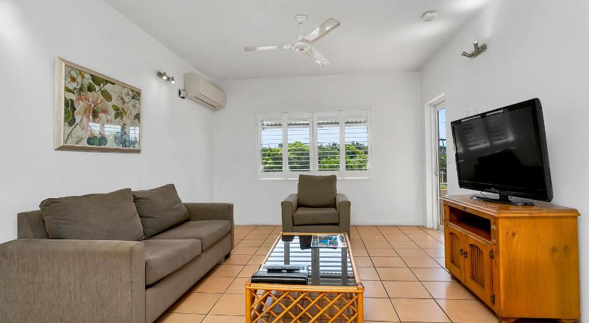 Cairns Reef Apartments & Motel