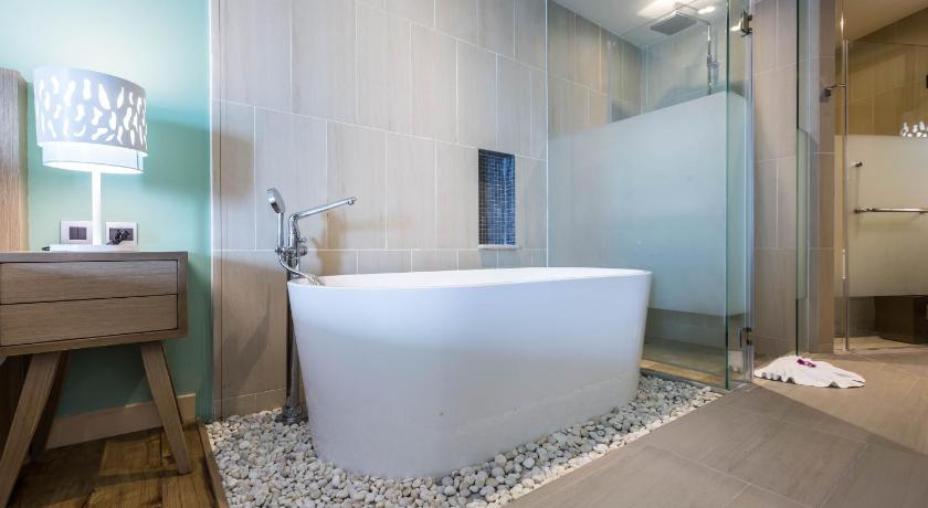 Image of Deluxe Pool Access Sea View 15